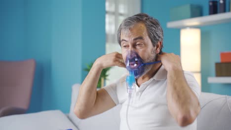 hombre con respirador y riéndose de la cámara.