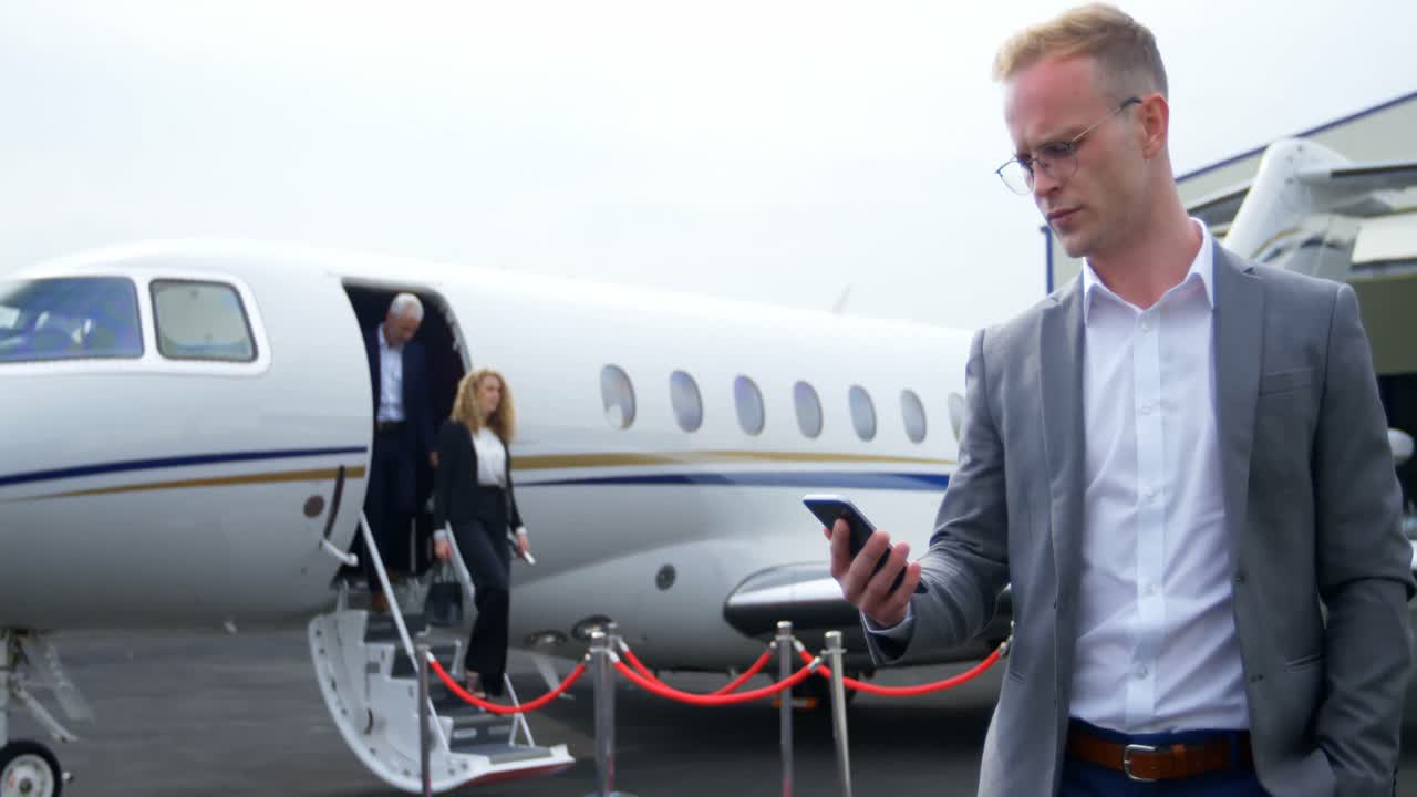 터미널 4k에서 휴대폰을 사용하는 사업가