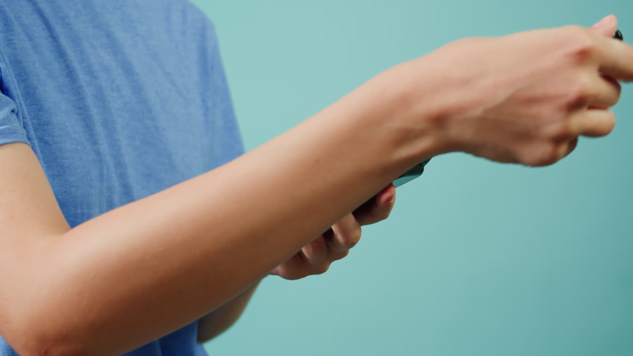 장치를 들고 있는 사람