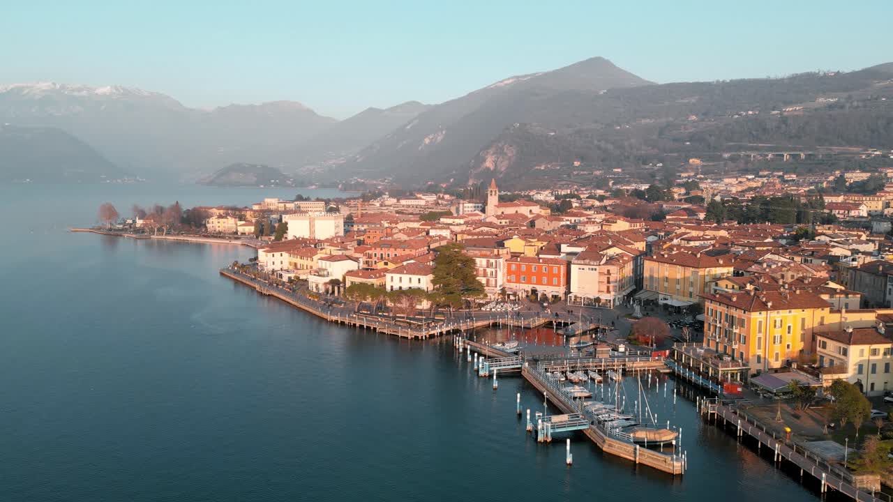 일몰 동안 이탈리아의 조감도 도시 iseo