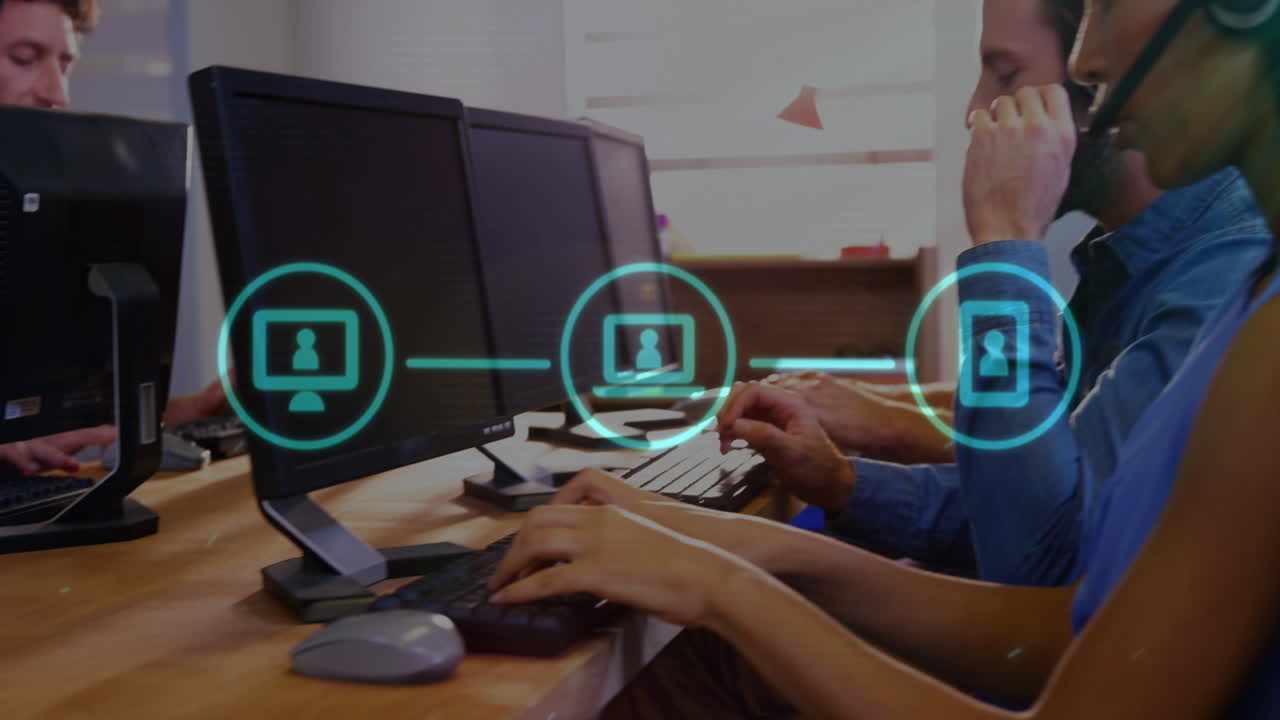 equipo de comunicación de razas diversas trabajando