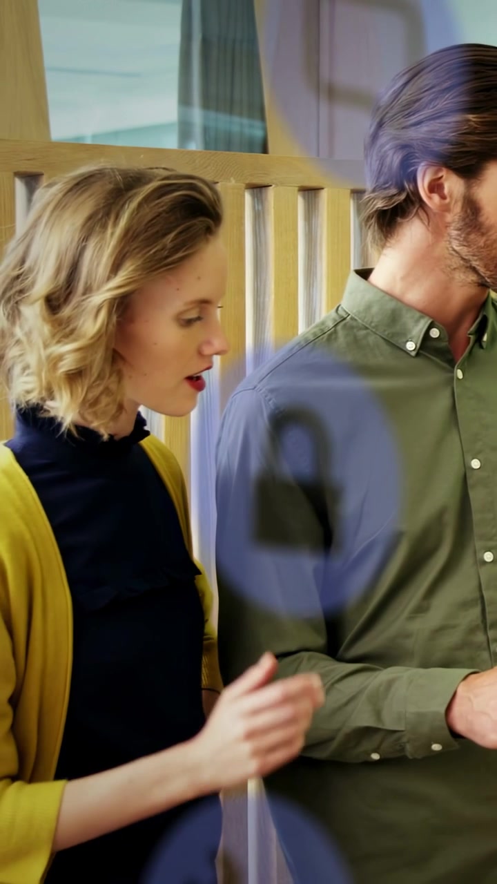 Man houdt tablet vast en tikt erop, vrouw tikt erop, blauwe slotpictogrammen verschijnen over het scherm om inhoud te beveiligen.