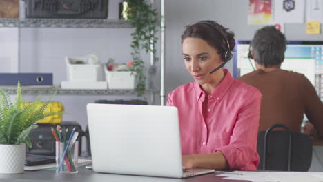 Mujer-De-Negocios-Usando-Auriculares-Telefónicos-Hablando-Con-Un-Cliente-En-Un-Centro-De-Llamadas-De-Servicios-Al-Cliente.