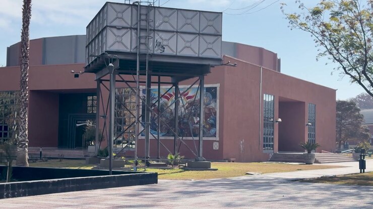 Centro de convenções e praça em San Juan, Argentina, sob luz do dia clara