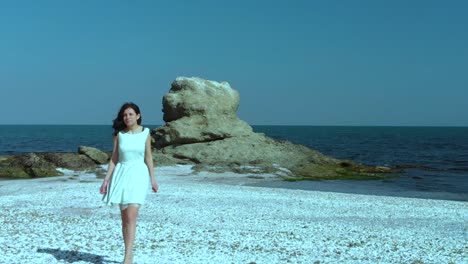 Linda-Chica-Con-Vestido-Blanco-Camina-Por-La-Playa-3