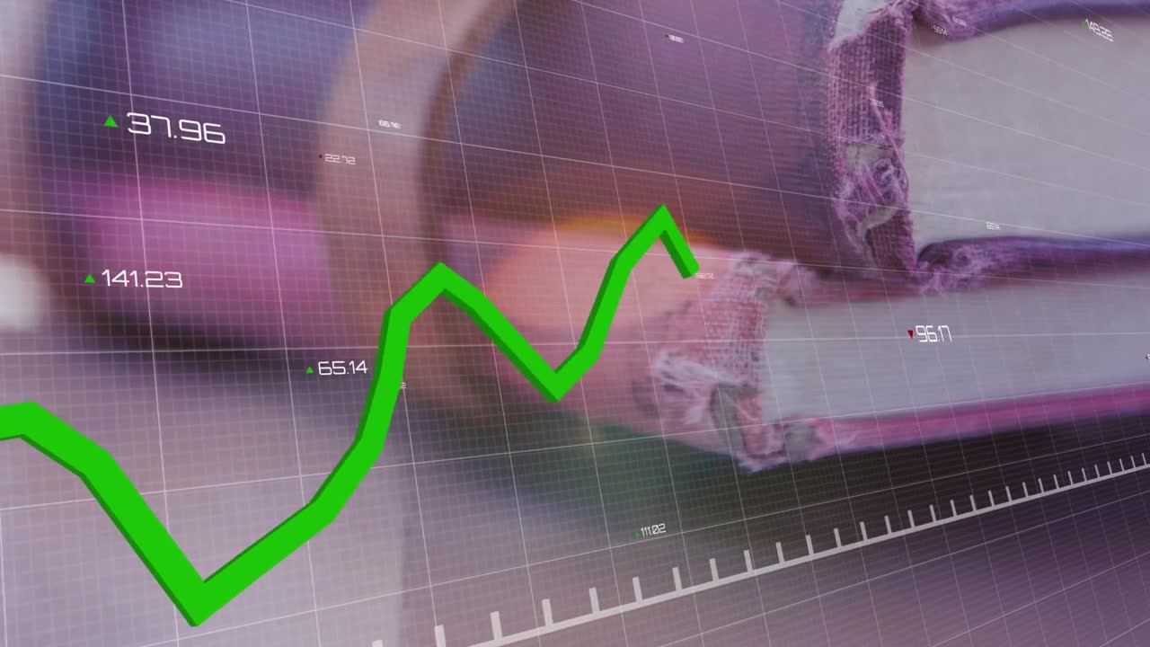 animación de gráfico de línea verde con números cambiantes moviéndose hacia arriba sobre los libros en la mesa.