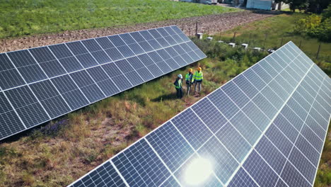 Drohne,-Technik-Oder-Menschen-Mit-Sonnenkollektoren