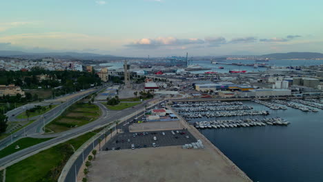 Majestuosa-Ciudad-De-Alhesirasa-En-La-Costa-Del-Mar-Con-Muelle-Y-Puerto,-Vista-Aérea