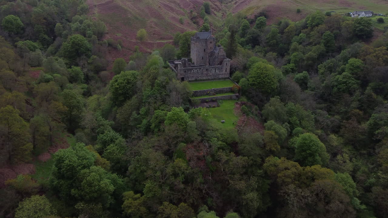 Campbell castle: movement &amp;quot;traveling in&amp;quot; to the Scottish castle and seeing the outer grove of the area