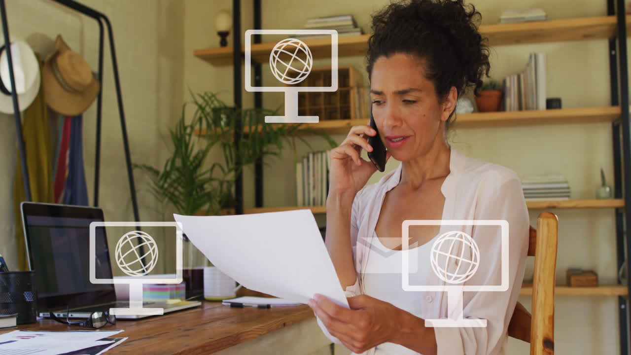 animación de iconos con pantallas y globos, procesamiento de datos sobre mujer de negocios biracial en la oficina.