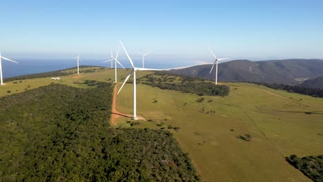 Vista-Aérea-De-Molinos-De-Viento-Al-Lado-Del-Océano-En-Sudáfrica