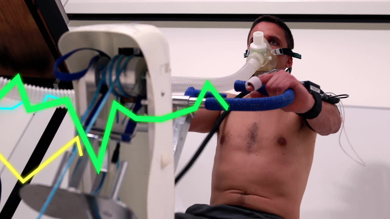 animación de gráficos de procesamiento de datos sobre hombre biracial en entrenamiento de respirador en bicicleta de gimnasia