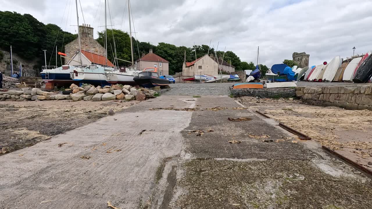 배 와 건물 들 이 있는 경치 좋은 항구 를 탐험 하는 것