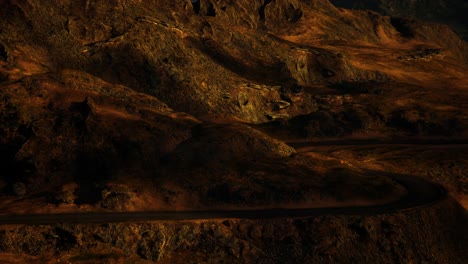 paisajes montañosos en escocia con carreteras