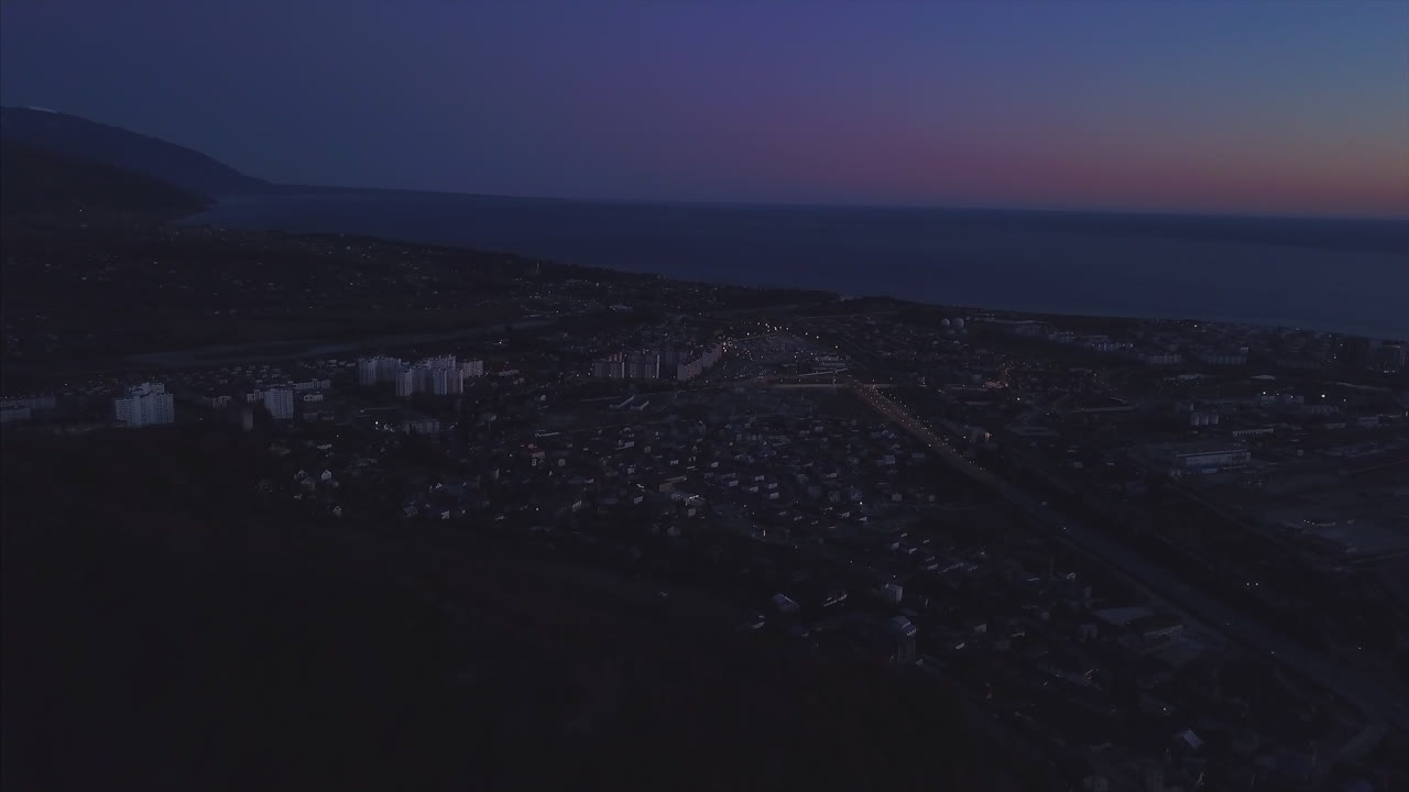 взгляд с воздуха на город на рассвете или в сумерках