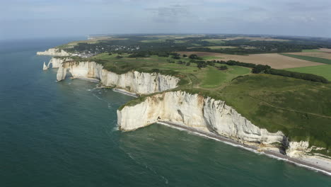 vista aérea de los acantilados de tiza de etretat durante un día soleado, etretat, normandía, francia