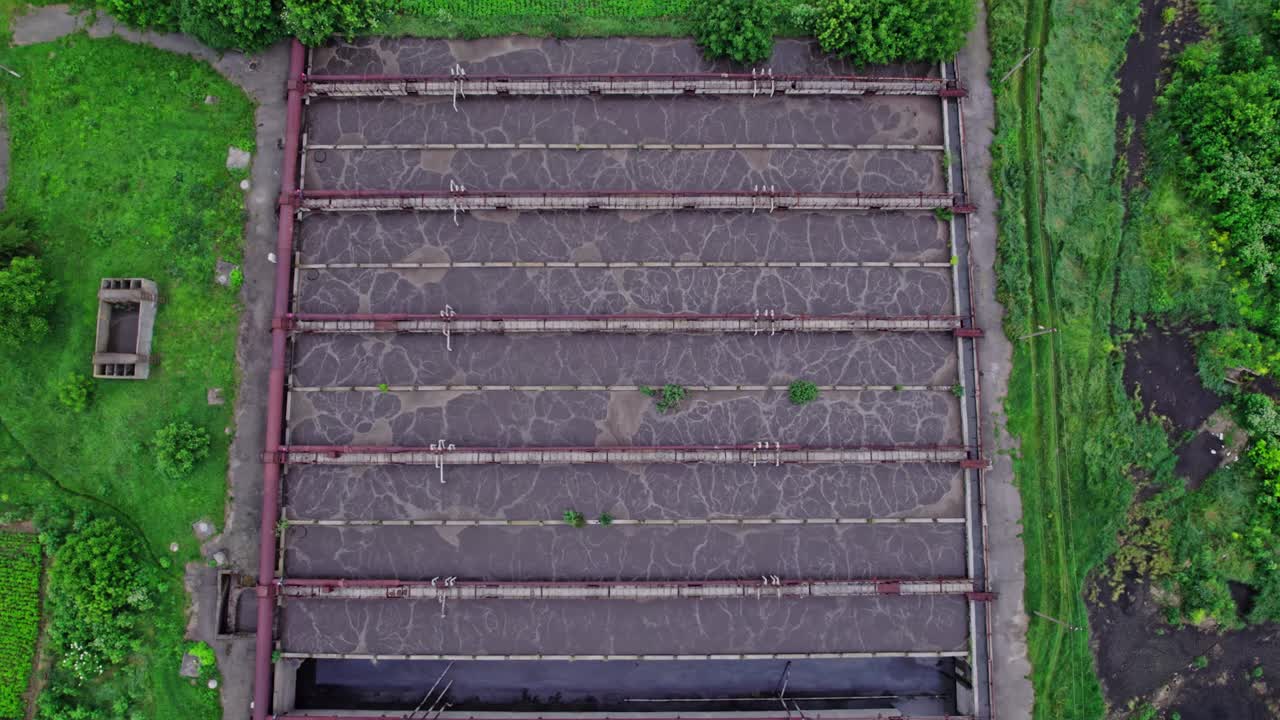위쪽 에서 볼 수 있는 하수 청소 공장 의 거대 한 복합 시설