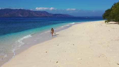 Einsames-Mädchen-Mit-Schnorchelset-Spaziert-Am-Exotischen-Strand-Einer-Tropischen-Insel-Entlang-Und-Sucht-Nach-Dem-Idealen-Ort,-Um-In-Das-Blau-türkisfarbene-Meer-Einzutauchen