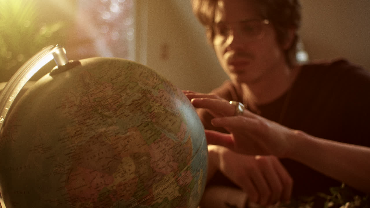 persona que estudia un globo terrestre