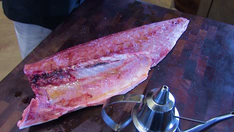 キッチンで魚の切り身が調理されています