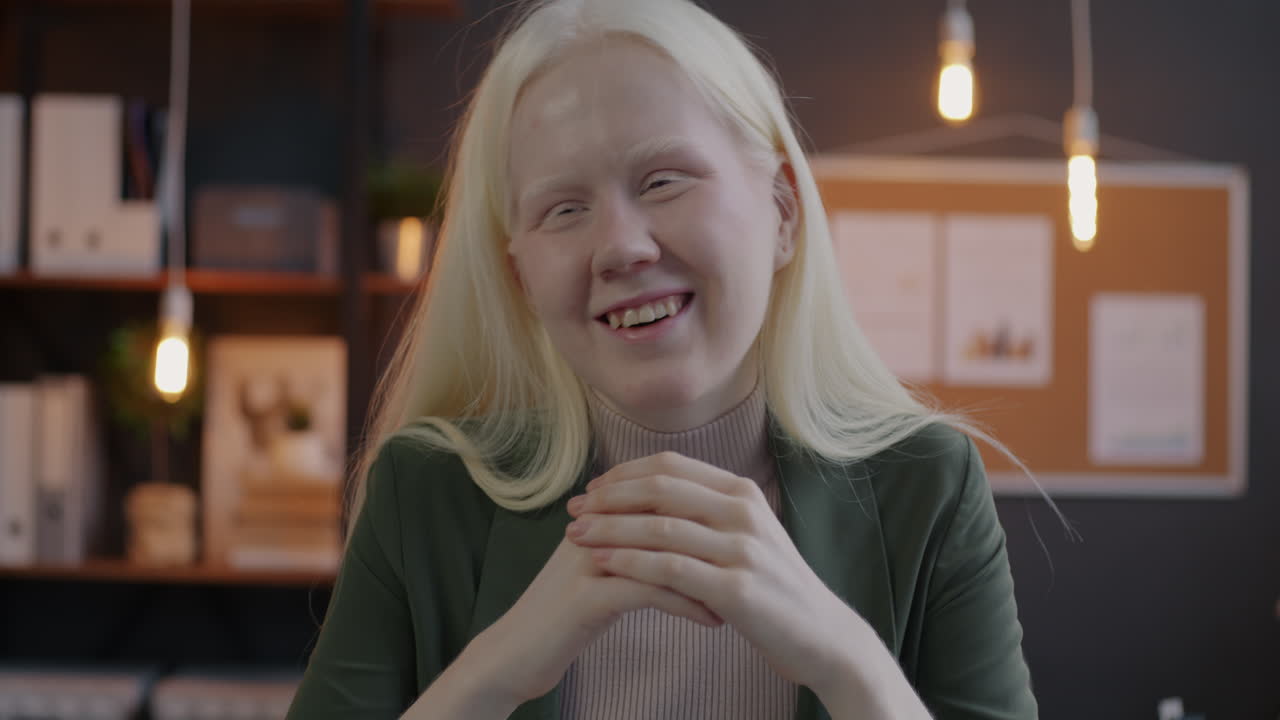 mujer en una reunión de negocios