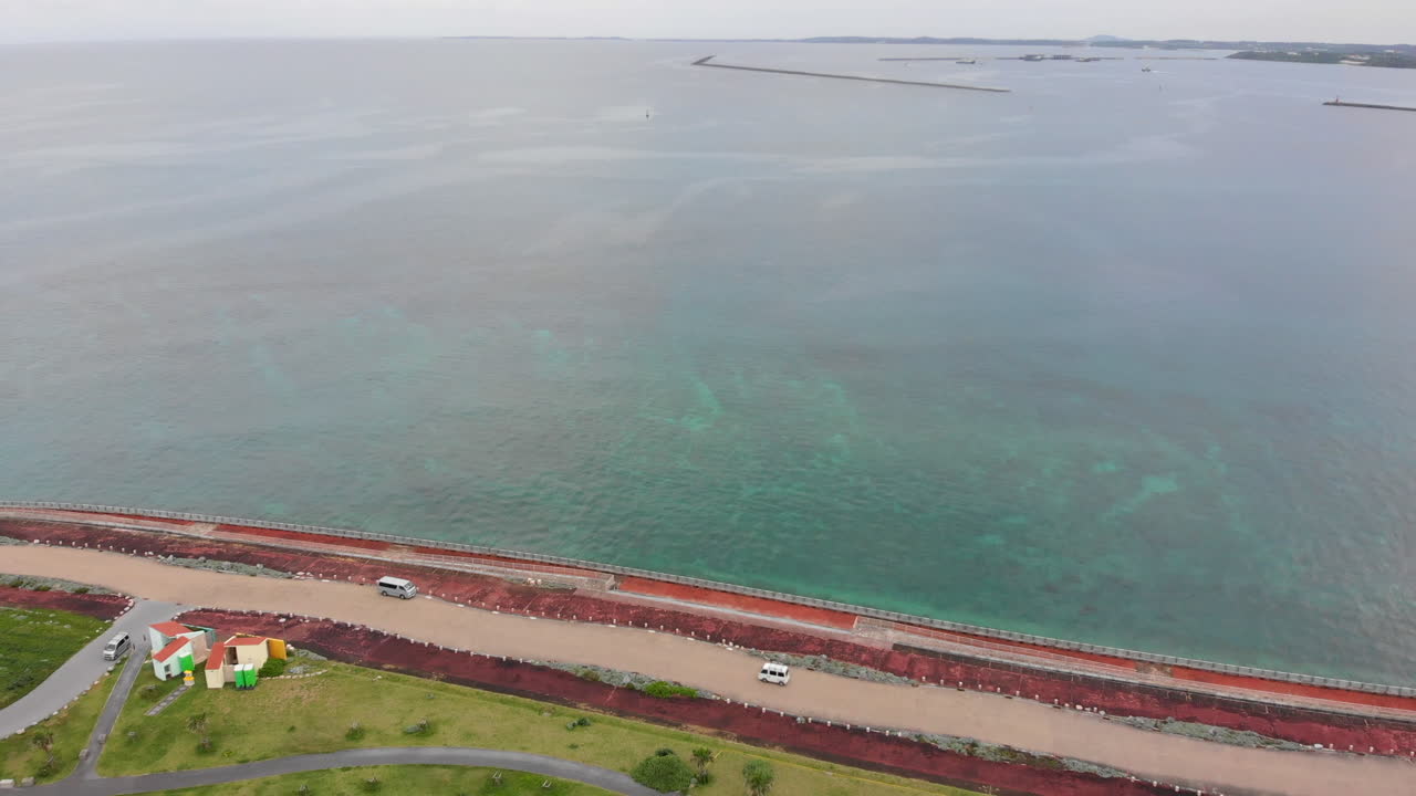 일본 미야코지마의 아름다운 해변에 있는 공중 야영장