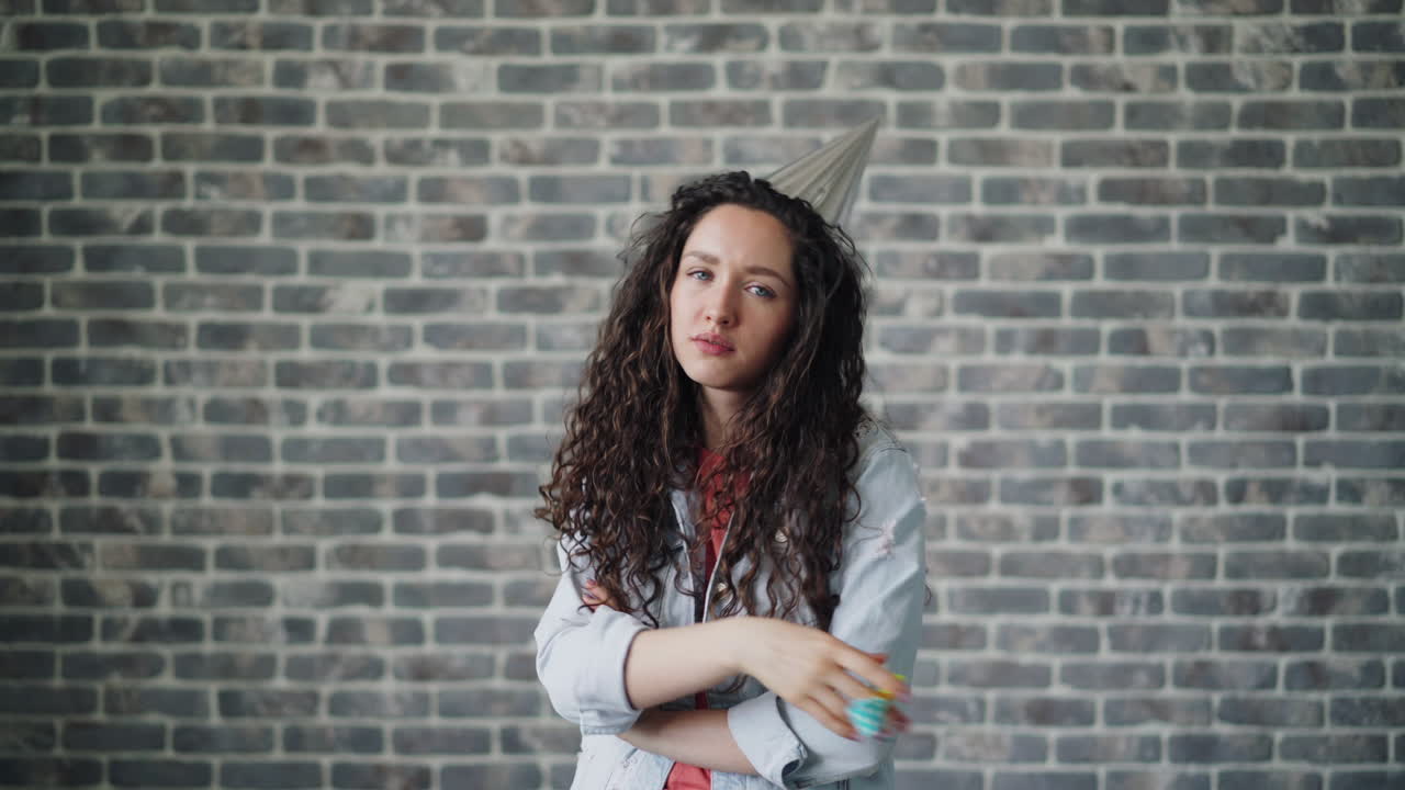 mujer celebrando un cumpleaños