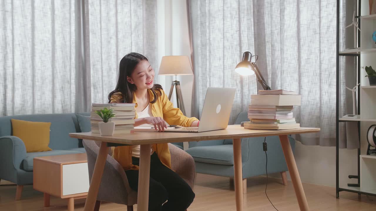 집에서 공부하는 여자