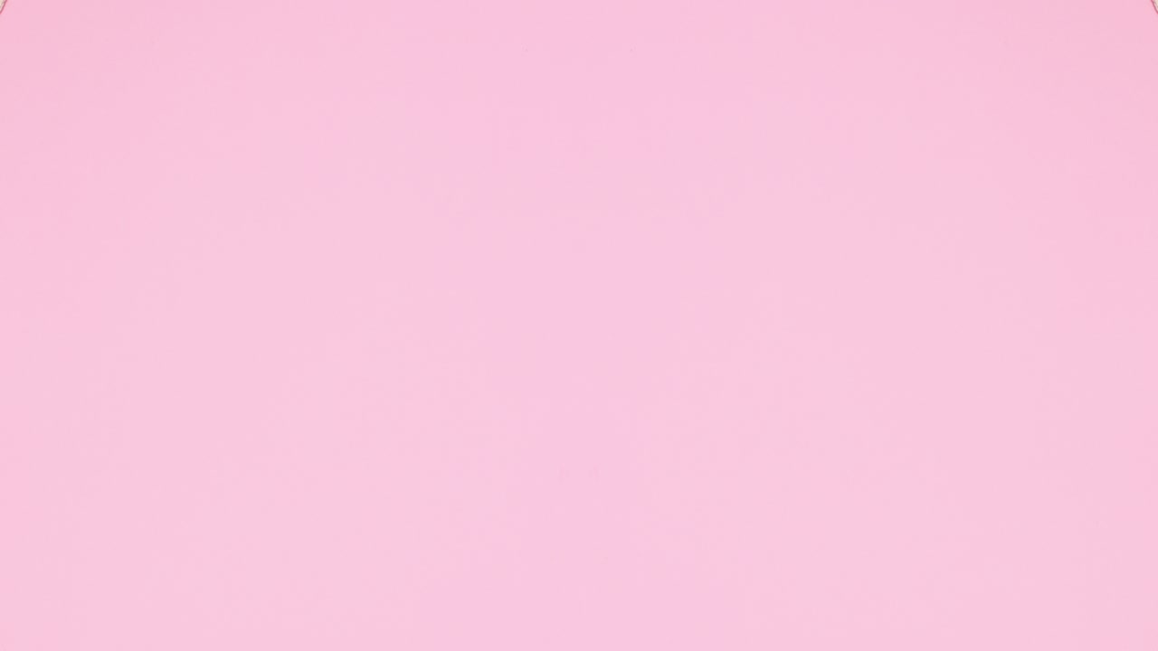 왼쪽과 오른쪽에는 종려나무 잎으로 된 여름 액세서리가 나타납니다.