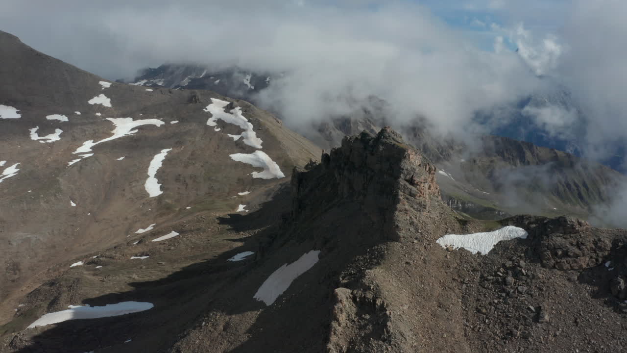 antena de la pared de la montaña rocosa en la cumbre