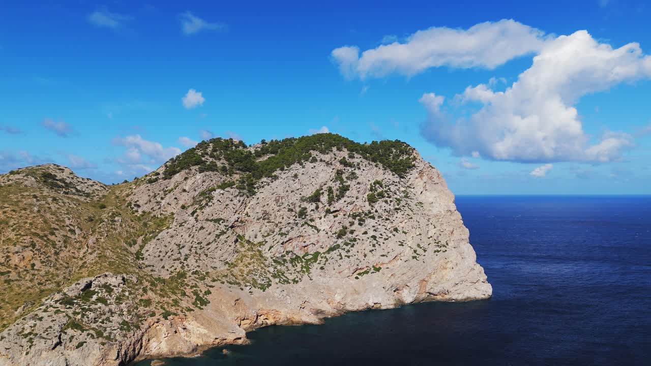 마요르카의 바위 절벽, 해안과 푸른 바다, 무인기 영상