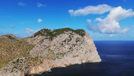 acantilado rocoso, costa y mar azul, imágenes aéreas de drones, en mallorca