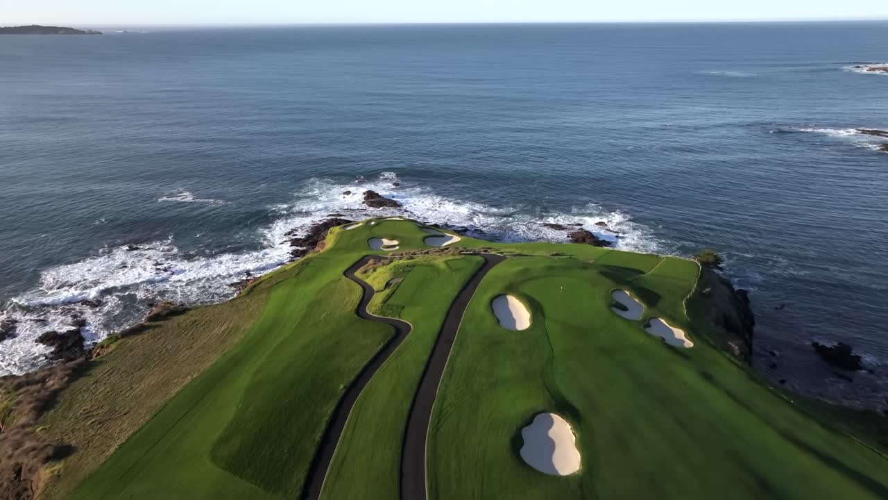 블 비치 골프 코스 (pebble beach golf course) - 골프 공처럼 바다로 날아가는 골프 공.