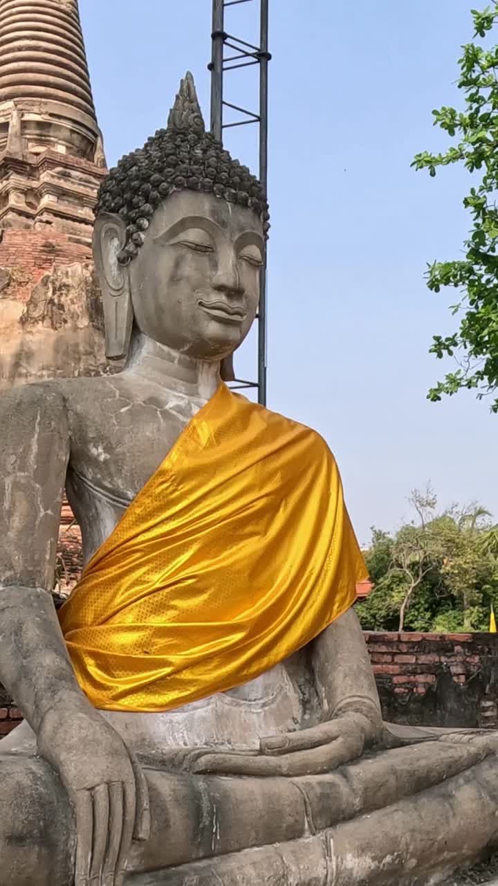 una vista panorámica de las estatuas de buda en ruinas