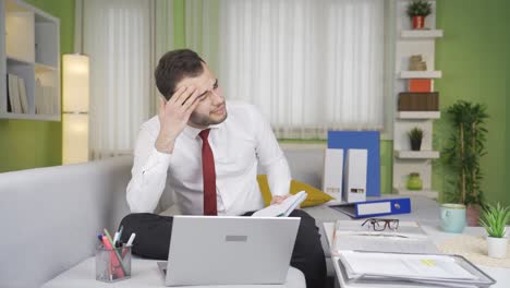 un joven deprimido está abrumado por el trabajo y quiere deshacerse de él.