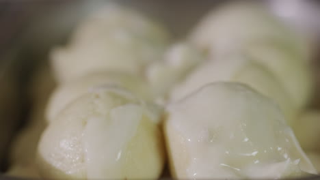 los dumplings se vierten con una deliciosa salsa cremosa