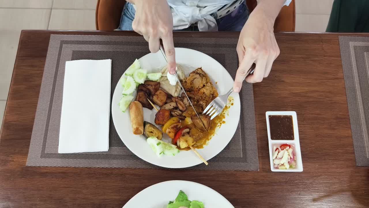 mujer comiendo una comida asiática diversa