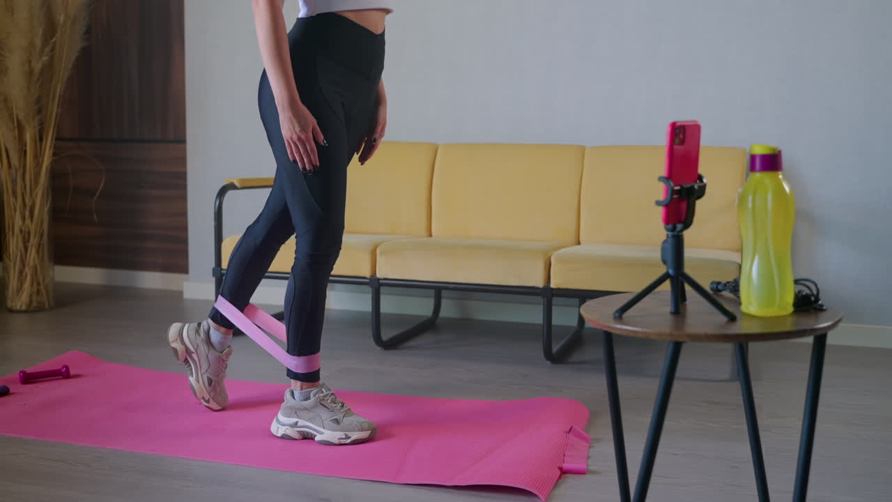 ejercicios para las piernas en el hogar con banda de resistencia