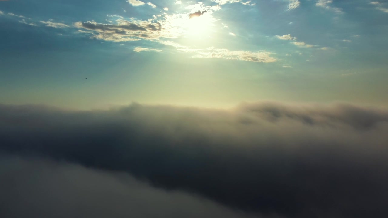 Luce del sole sopra nuvole soffici in un cielo sereno. Ripresa aerea