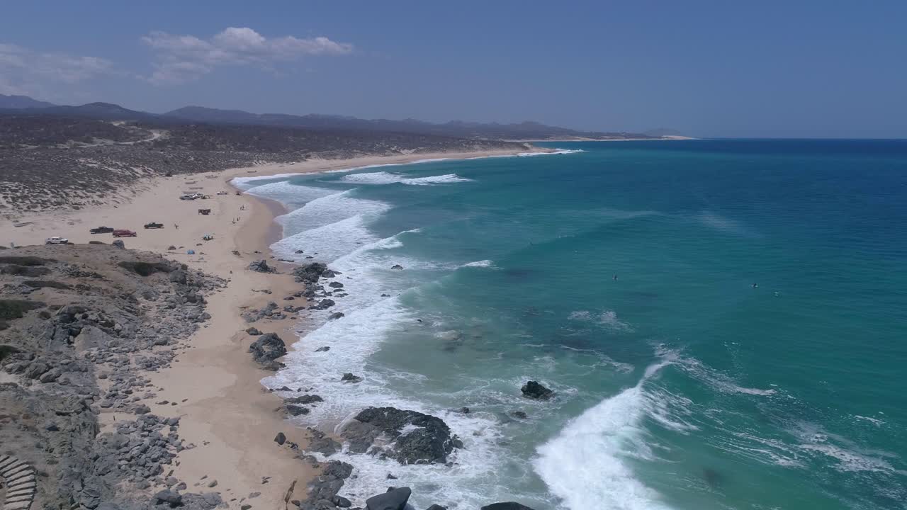 место отдыха для серфинга, воздушный серфинг в мексике, скалистый океан на пляже