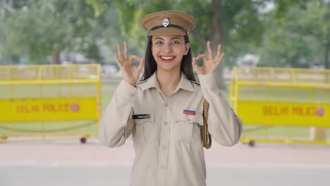 Feliz-Mujer-Policía-India-Mostrando-Señal-De-Bien