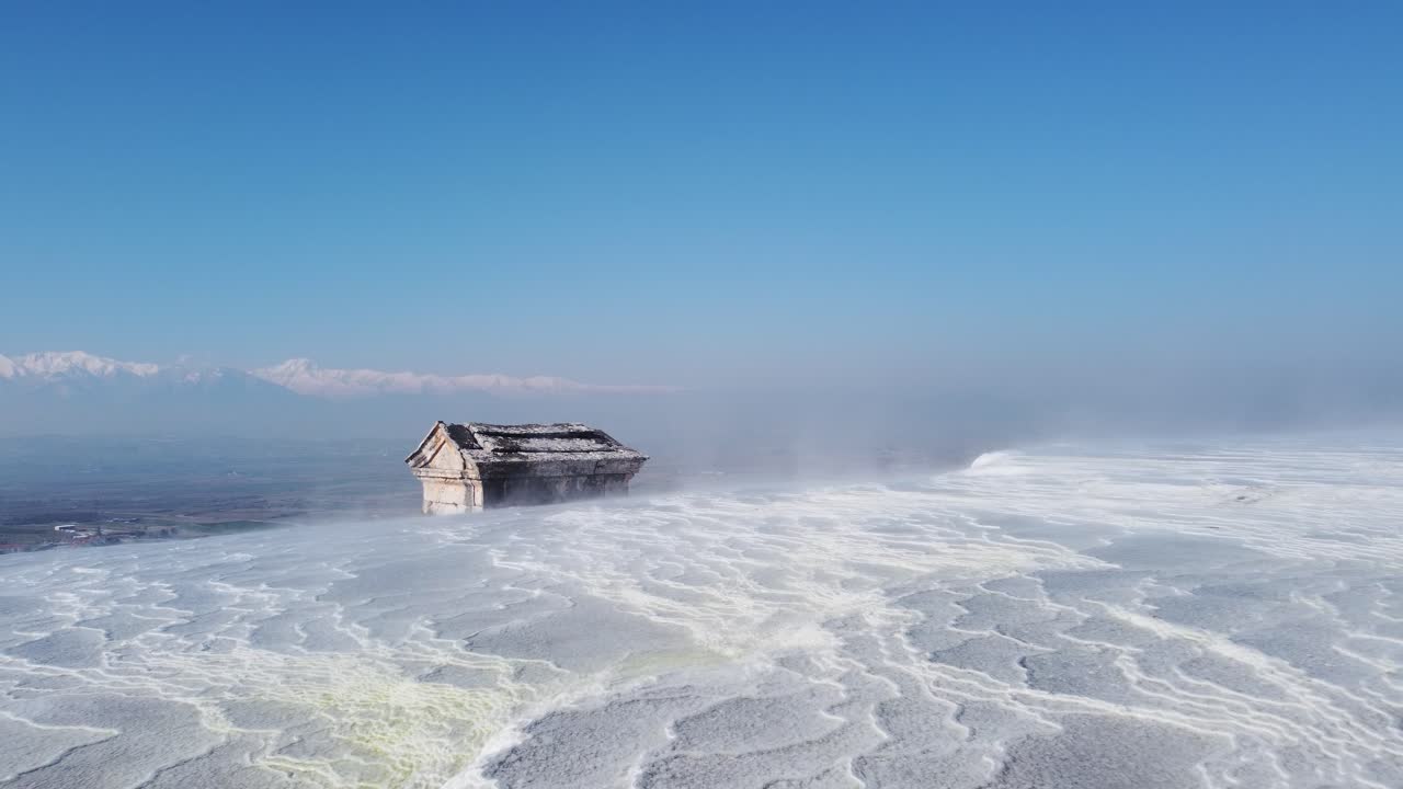 평화롭고 조용한 풍경: 파무칼레, 칠면조 증기 온천 광물 형성, 석회암 광물 매장 형성
