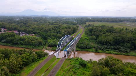 vista de un tren de dos carriles sobre un río en la zona rural de magelang, java central