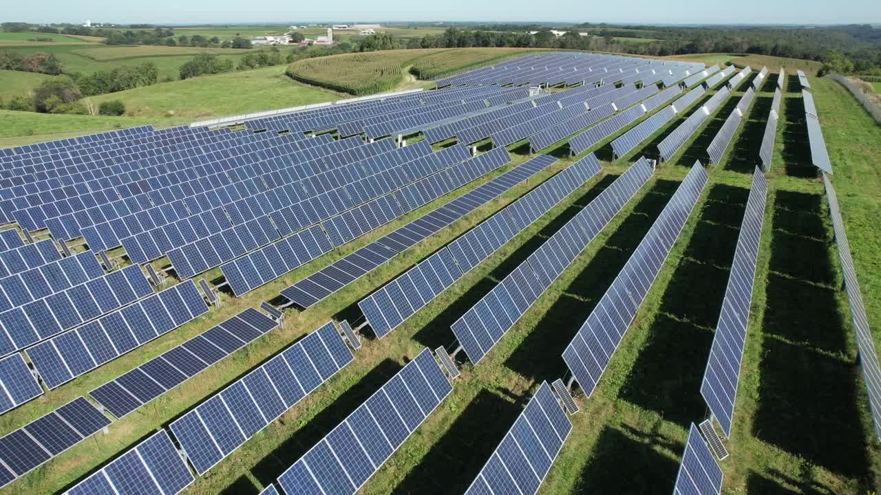 большое количество солнечных панелей стоит рядом с посевами на фермерских полях штата висконсин-1