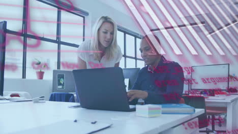 animación de código informático sobre colegas de negocios que colaboran en una oficina moderna