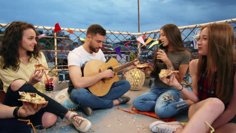 fiesta en el techo amigos música pizza y