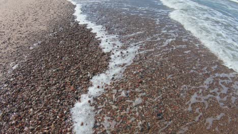 Ostseewellen-Spülen-Strand-Am-Meer