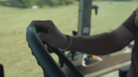 un hombre conduciendo un tractor