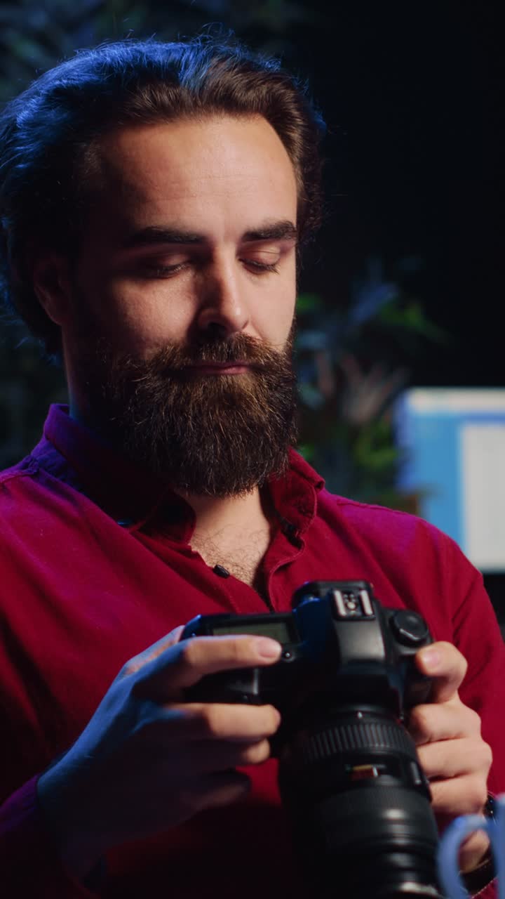Editor di foto per video verticali che esamina immagini editoriali scattate con fotocamera professionale per riviste di moda