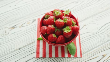Fresh-strawberry-in-bowl-